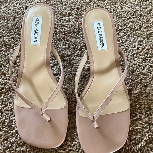 Steve Madden Shoes - Steve Madden thong sandals size 8.5